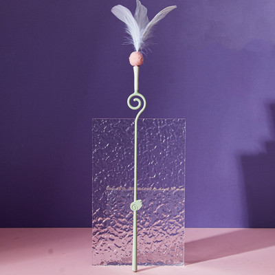 Jucărie distractivă pe un băț pentru o pisică