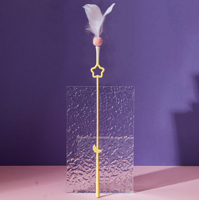 Jucărie distractivă pe un băț pentru o pisică