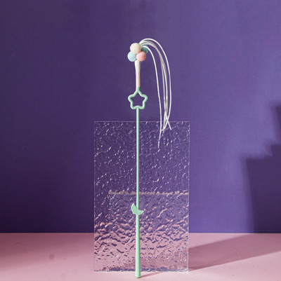 Jucărie distractivă pe un băț pentru o pisică