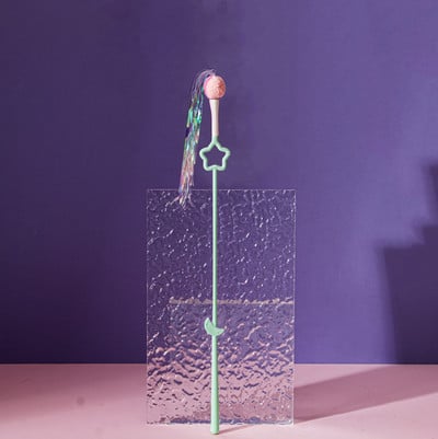 Jucărie distractivă pe un băț pentru o pisică