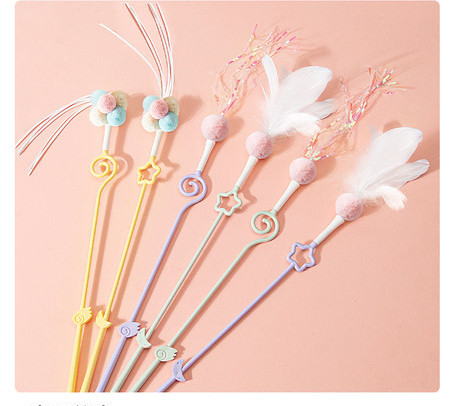 Jucărie distractivă pe un băț pentru o pisică