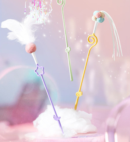 Jucărie distractivă pe un băț pentru o pisică