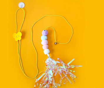 Erinevate ripatsidega kassimänguasi