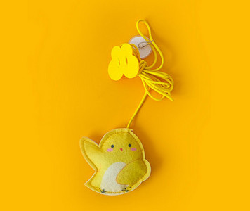 Erinevate ripatsidega kassimänguasi