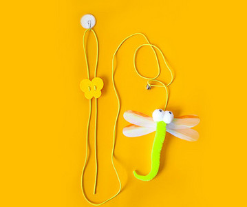 Erinevate ripatsidega kassimänguasi