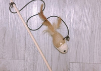 Šipka za mačke s perjem i životinjama