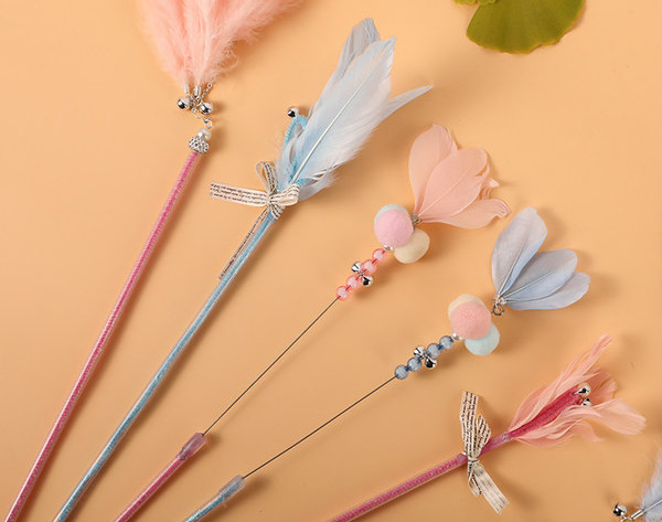 Igračka za mačke s različitim privjescima