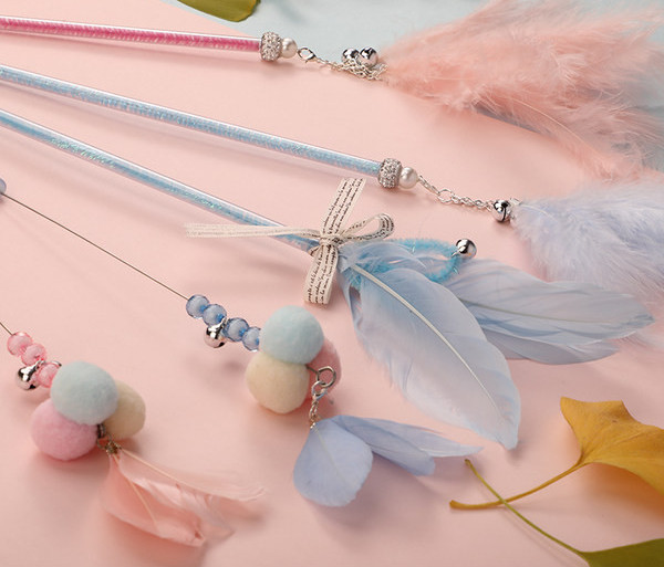 Igračka za mačke s različitim privjescima