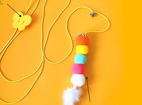 Konop za igračke s mačjim privjescima