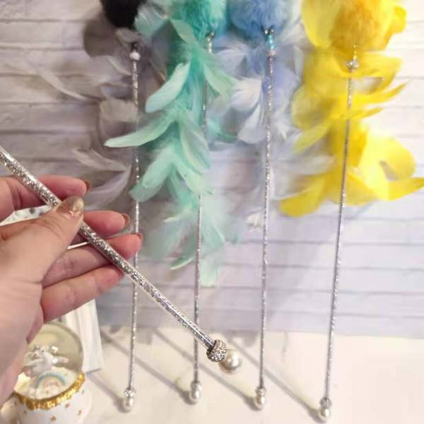 Jucărie pentru pisici tip undiță cu pene colorate