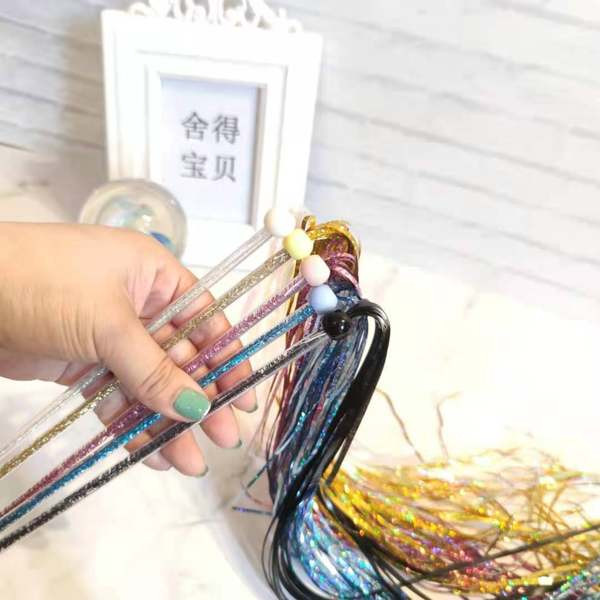 Jucărie pentru pisici cu franjuri și băț strălucitor