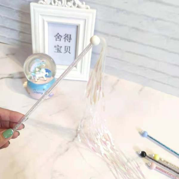 Jucărie pentru pisici cu franjuri și băț strălucitor