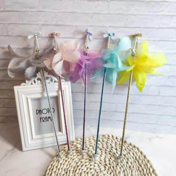 Băț de jucărie pentru pisici cu pene colorate