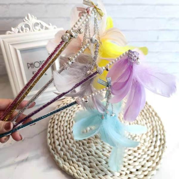 Băț de jucărie pentru pisici cu pene colorate