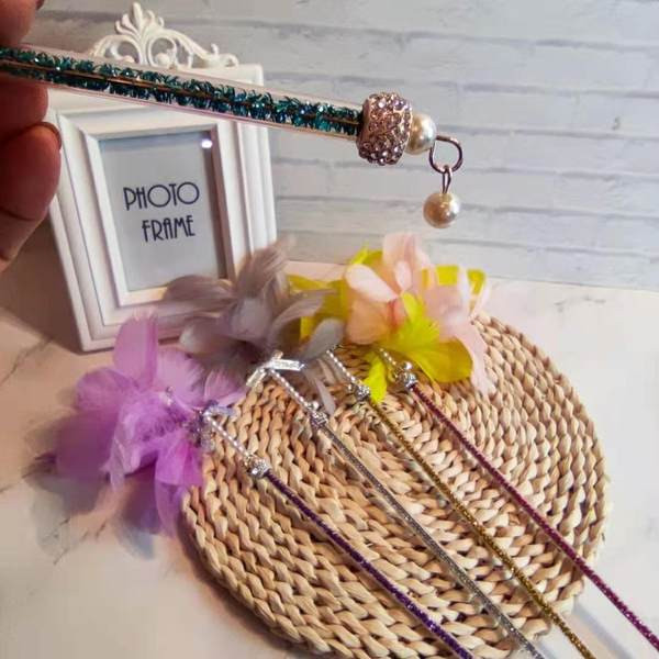 Băț de jucărie pentru pisici cu pene colorate