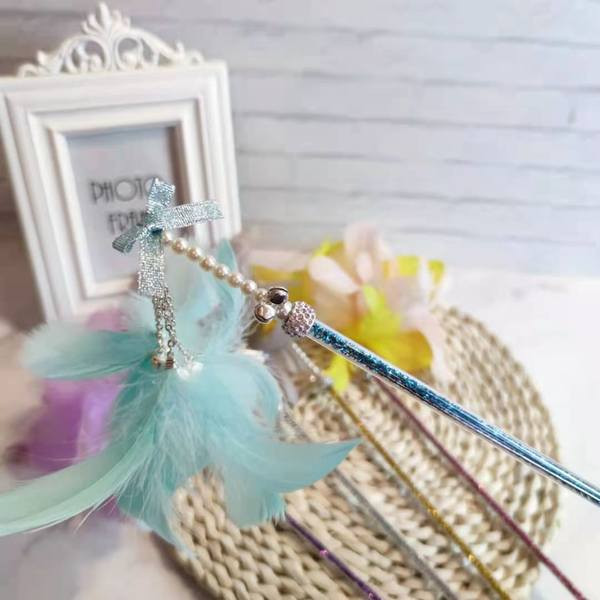 Băț de jucărie pentru pisici cu pene colorate