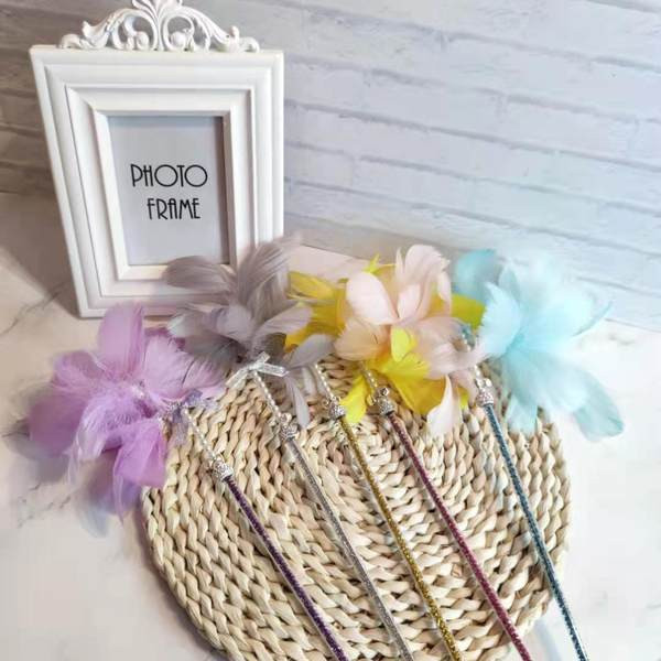 Băț de jucărie pentru pisici cu pene colorate