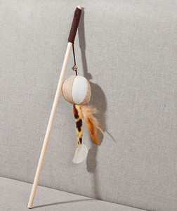 Jucărie pentru pisici cu pene și perle