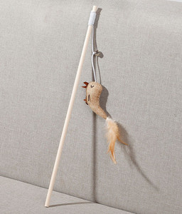 Jucărie pentru pisici cu pene și perle