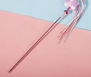 Jucărie pentru pisici cu pene și perle