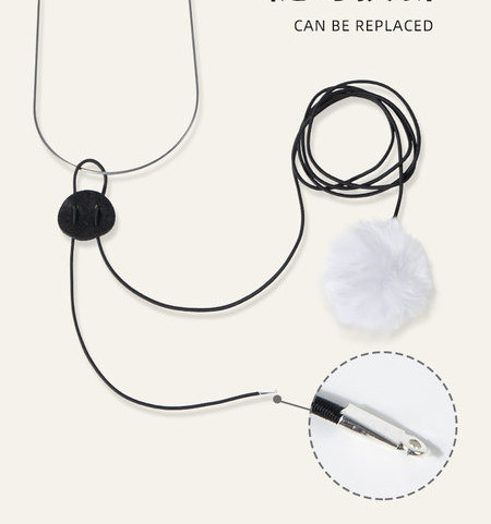 Rippuv kassimänguasi sulgedega nööril - uksekinnitus