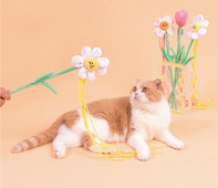 Igračka za mačke u obliku cvijeta