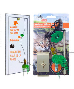 Diferite modele de undiță tip jucărie pentru pisici