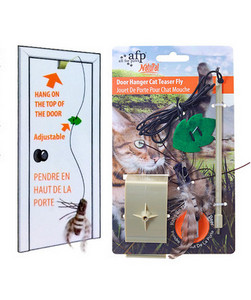 Diferite modele de undiță tip jucărie pentru pisici