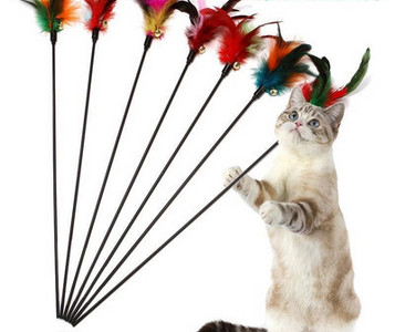 Jucărie pentru pisici cu pene colorate