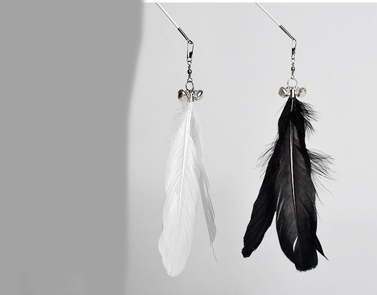 Õngeritv kassi mänguasi rippuvate sulgedega