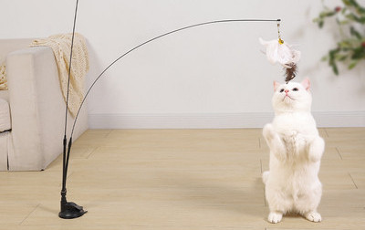 Mačka igračka zvono s perjem