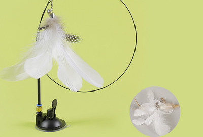 Mačka igračka zvono s perjem