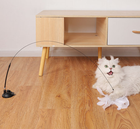 Mačka igračka zvono s perjem