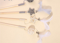 Tija de lemn cu o jucărie pentru pisici