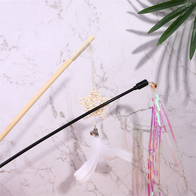 Tija de lemn cu o jucărie pentru pisici