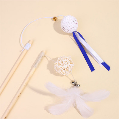 Tija de lemn cu o jucărie pentru pisici