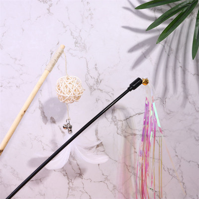 Tija de lemn cu o jucărie pentru pisici