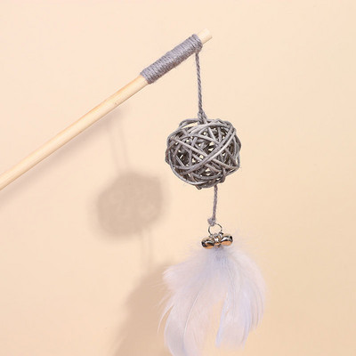 Tija de lemn cu o jucărie pentru pisici