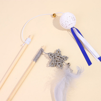 Tija de lemn cu o jucărie pentru pisici