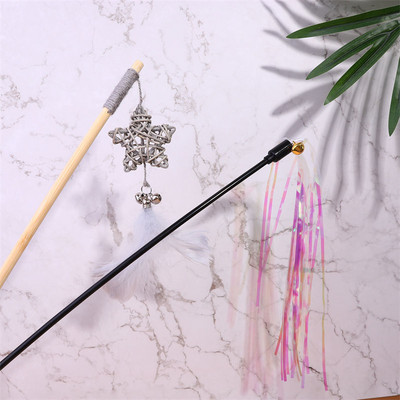 Tija de lemn cu o jucărie pentru pisici