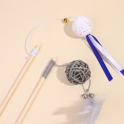 Tija de lemn cu o jucărie pentru pisici