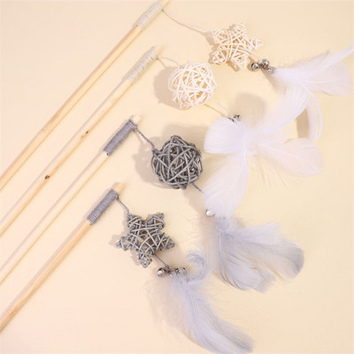 Tija de lemn cu o jucărie pentru pisici