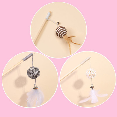 Tija de lemn cu o jucărie pentru pisici