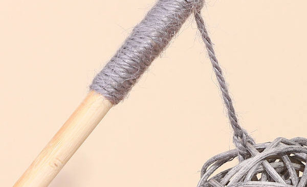 Tija de lemn cu o jucărie pentru pisici