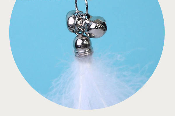 Tija de lemn cu o jucărie pentru pisici