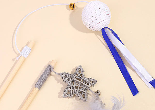 Tija de lemn cu o jucărie pentru pisici