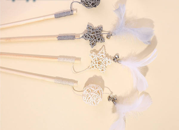 Tija de lemn cu o jucărie pentru pisici