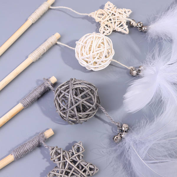 Tija de lemn cu o jucărie pentru pisici