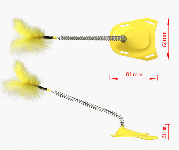 Jalgade külge kinnitatud sulgedega kassimänguasi