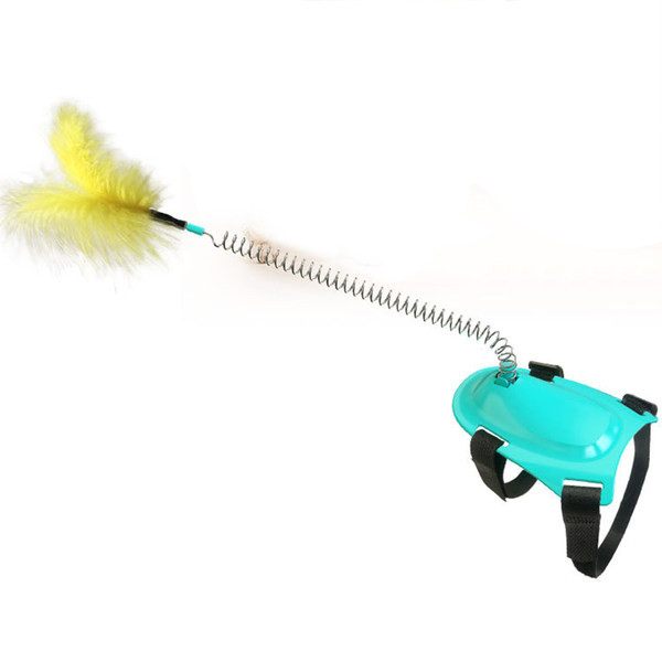 Jalgade külge kinnitatud sulgedega kassimänguasi